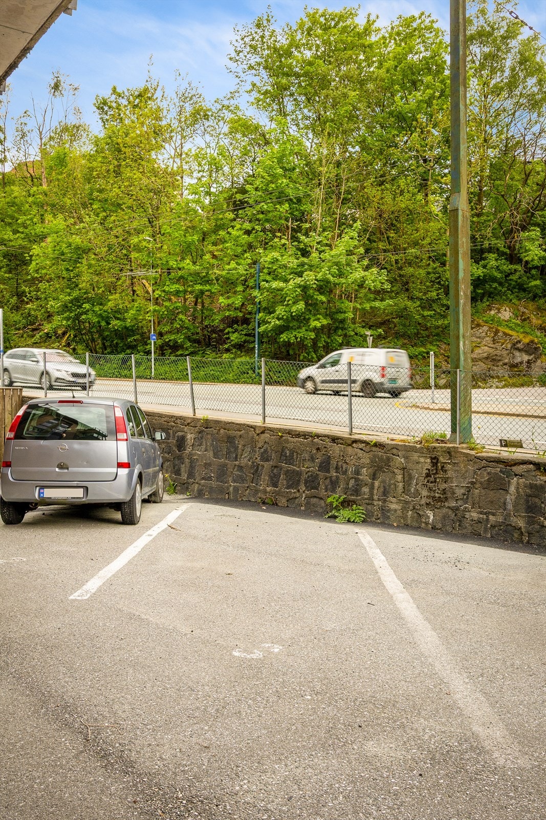 Fast parkeringsplass rett utenfor blokken. Galleribilde