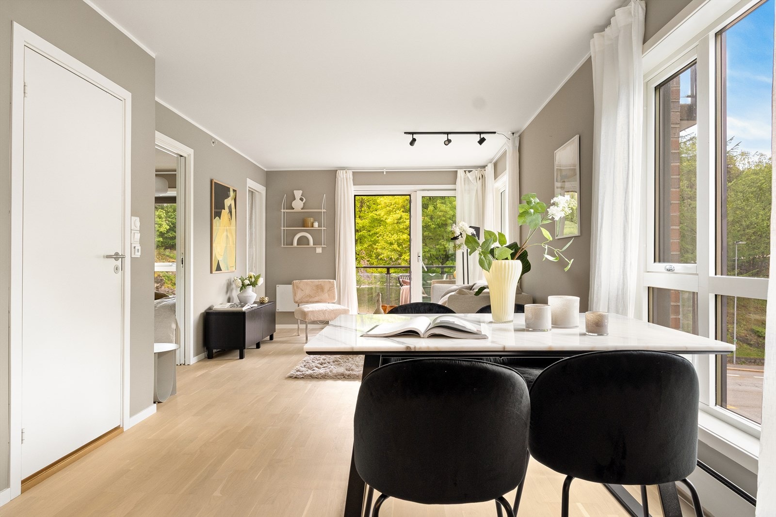 Her har du åpen stue/kjøkkenløsning og god plass til spisebord. Galleribilde