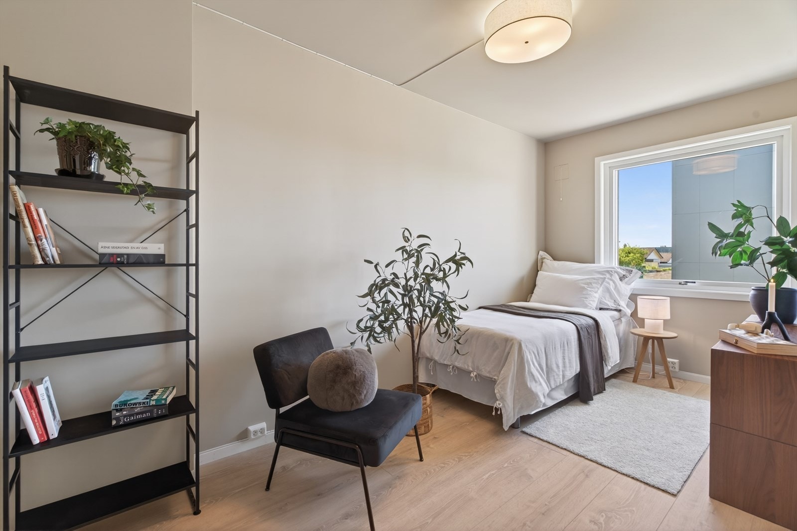 Et lyst og trivelig rom med flere bruksmuligheter. Galleribilde