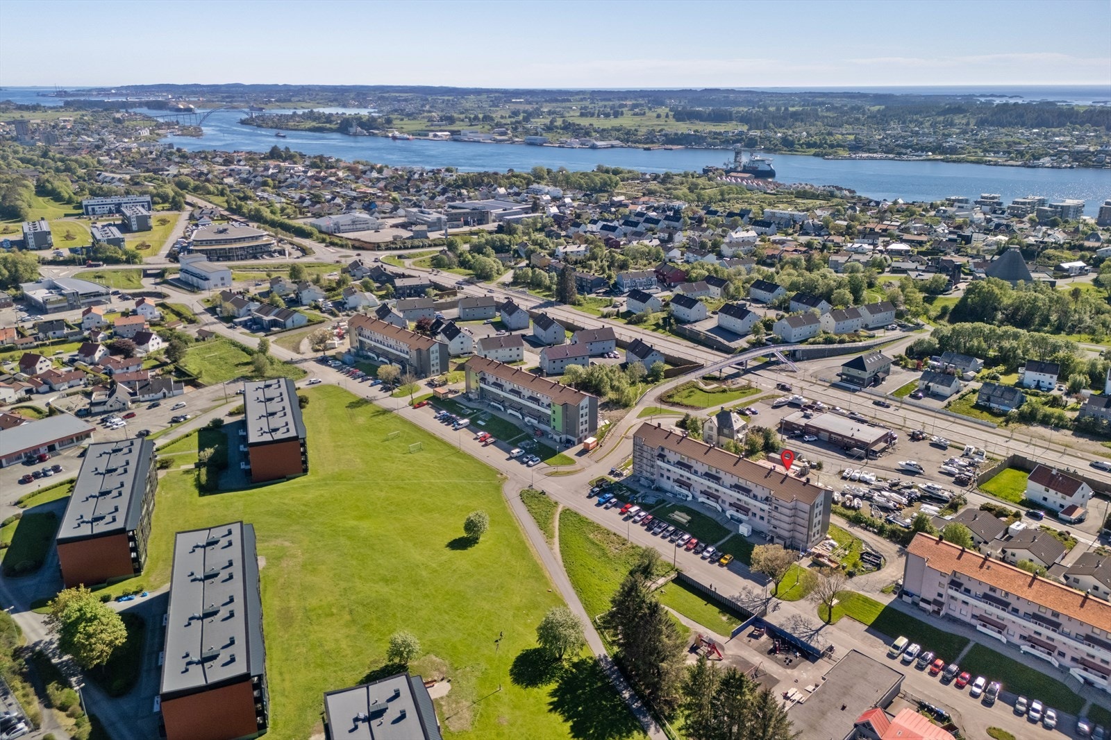 Leiligheten ligger i et etablert og rolig område med Haugesund sentrum en kort kjøretur unna. Galleribilde