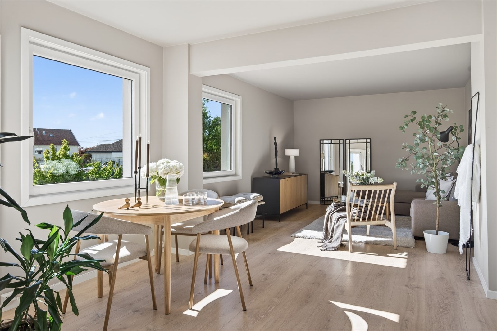 Stuen har god plass til sofagruppe og spisebord. Fra stuen er det åpen løsning mot kjøkkenet Galleribilde
