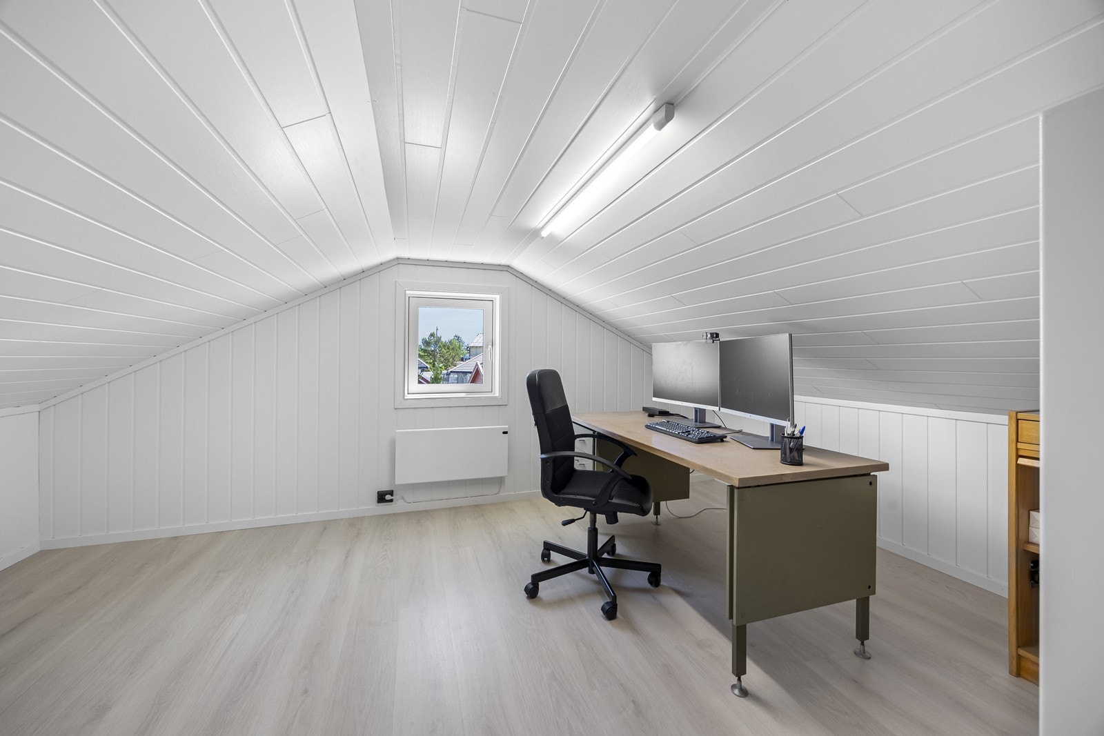 Innredet rom på loftet gir muligheter for bruk som kontor eller oppholdsrom. Galleribilde