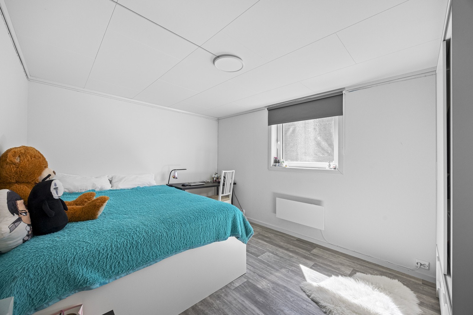 Soverommet har belegg og malte vegger, med vindu og plass til skrivebord. Galleribilde