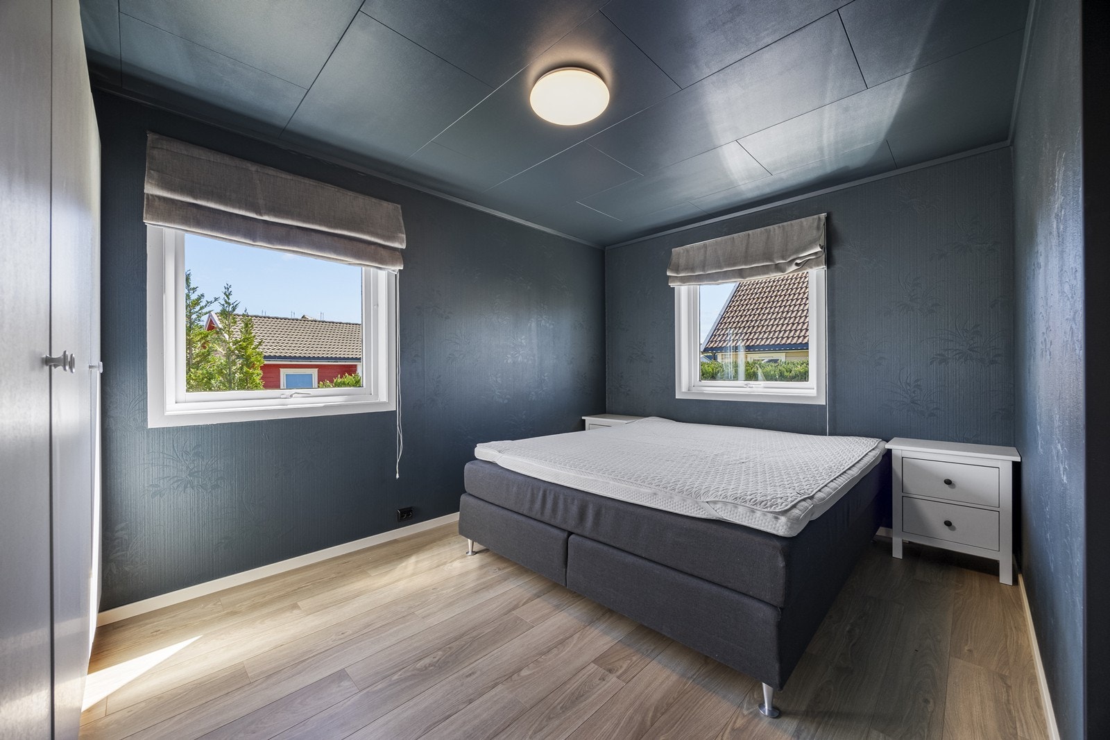 Hovedsoverommet har plass til dobbeltseng og garderobeløsning, med laminatgulv og slettmalte vegger. Galleribilde