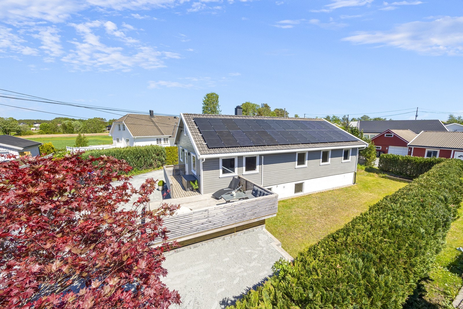Solcellepaneler på taket bidrar til energieffektivitet og reduserte strøm kostnader. Solcellene har en oppgitt samlet effekt på 12,6kWp, og ca årsproduksjon på 13.000kWt. Galleribilde