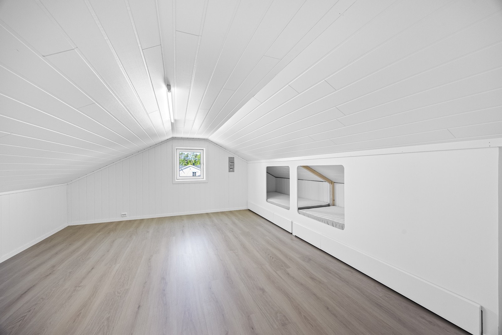 Loftet har innredet rom med praktiske oppbevaringsmuligheter/senger i veggene. Galleribilde