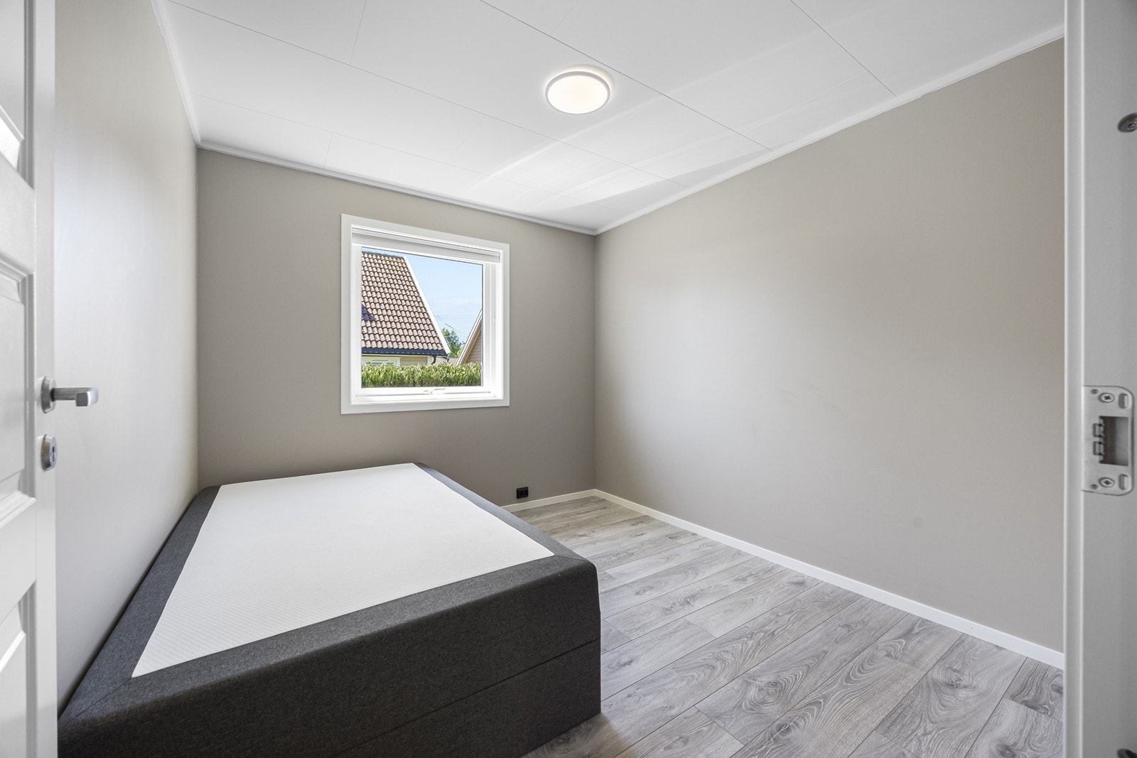 Soverom 3 har plass til dobbeltseng og inneholder slettmalte vegger og laminatgulv. Galleribilde