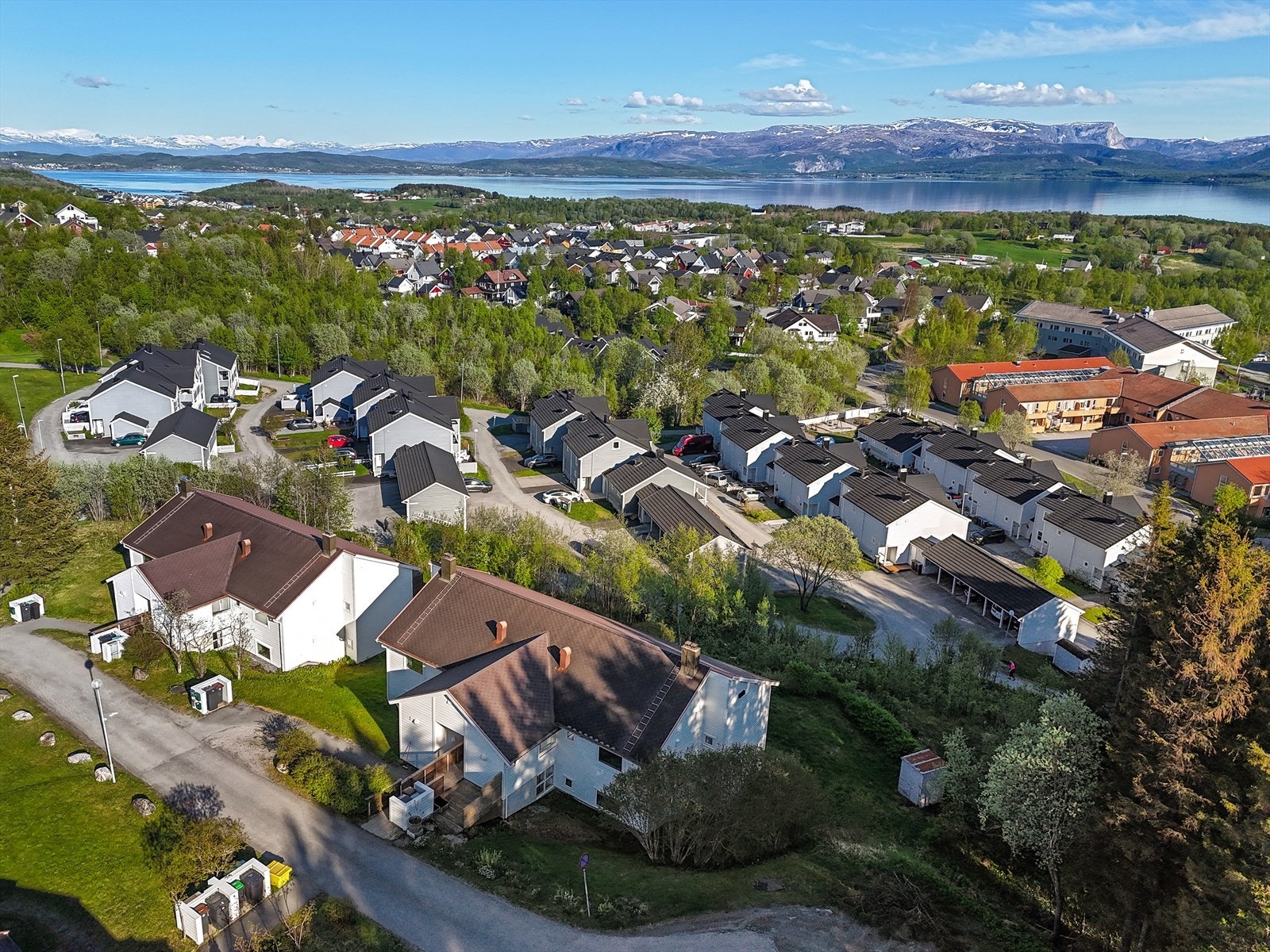 Fra boligen er det kort vei til barnehage, skole og dagligvarebutikk. Galleribilde