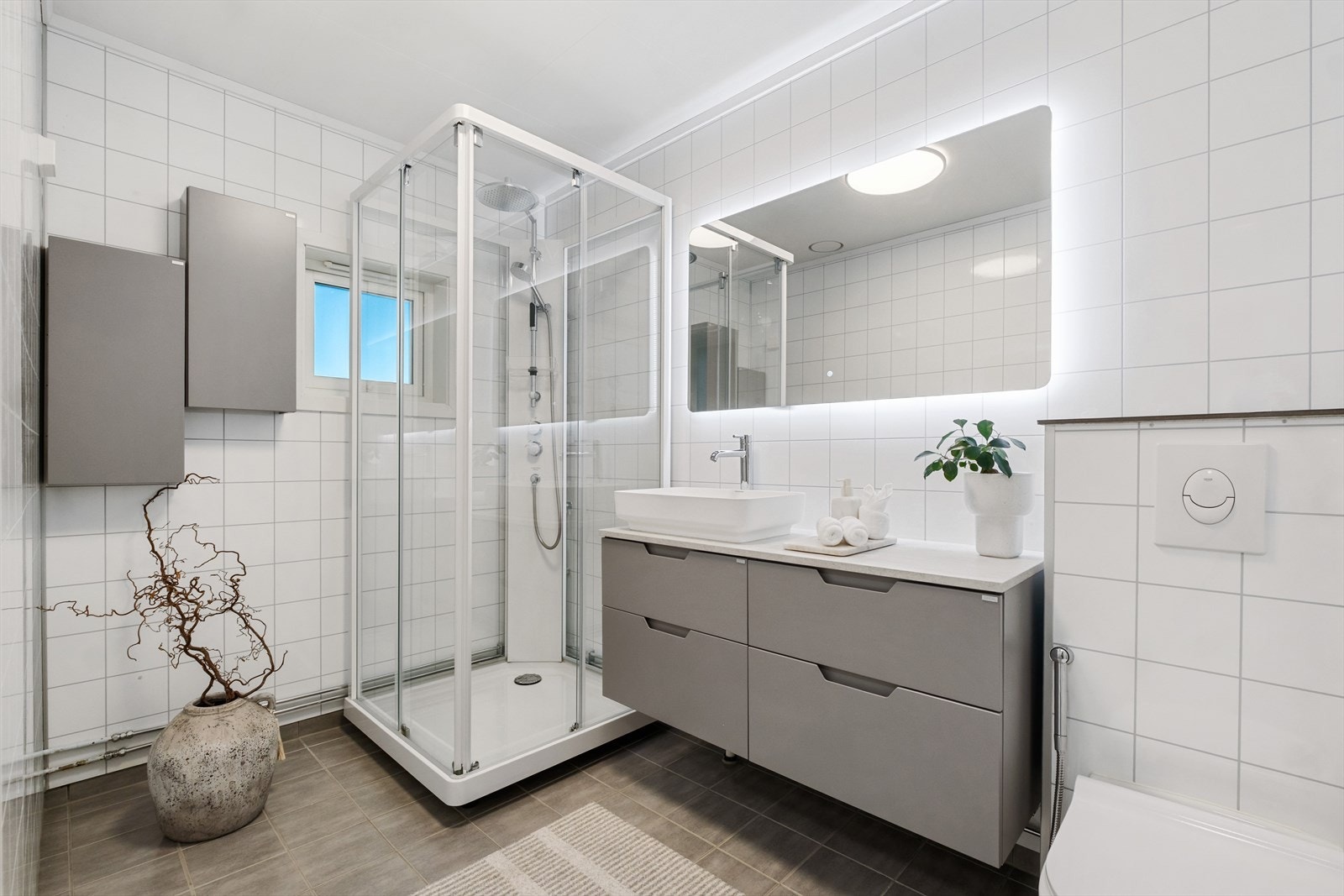 Badet oppleves romslig med flis på gulv med varme Galleribilde