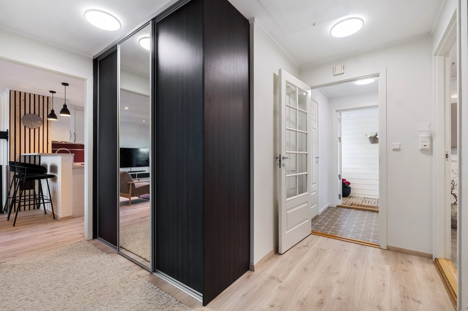 Gang med stor skyvedørsgarderobe. Galleribilde