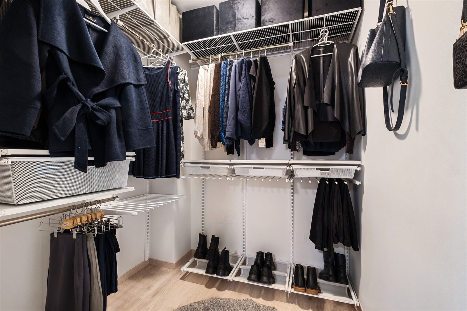 Nåværede eier har etablert walk-in garderobe i innvendig bod. Galleribilde