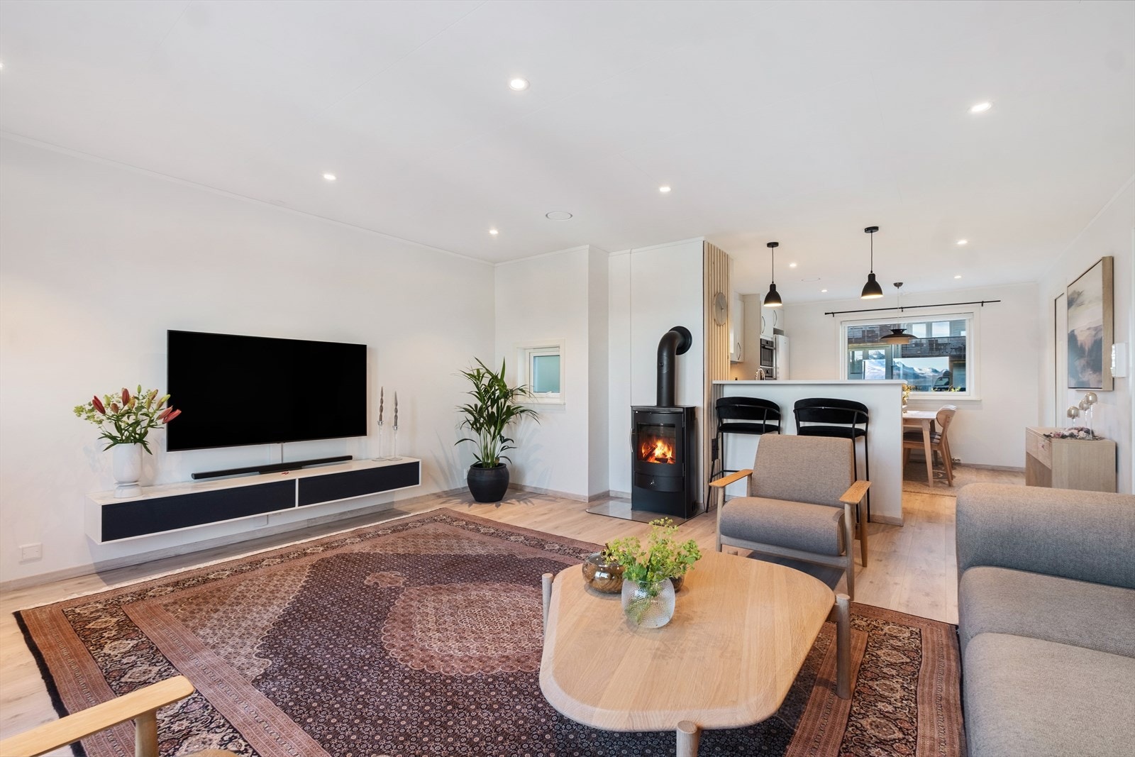 Stue med vedfyring - Downlights i tak. Galleribilde