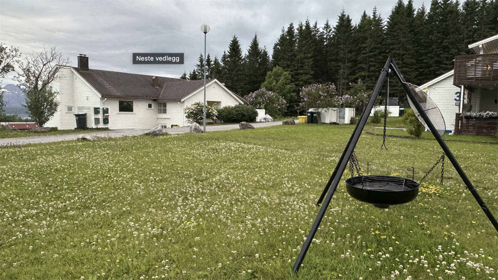 Selgers foto: Felles hage mellom bolig og garasje Galleribilde