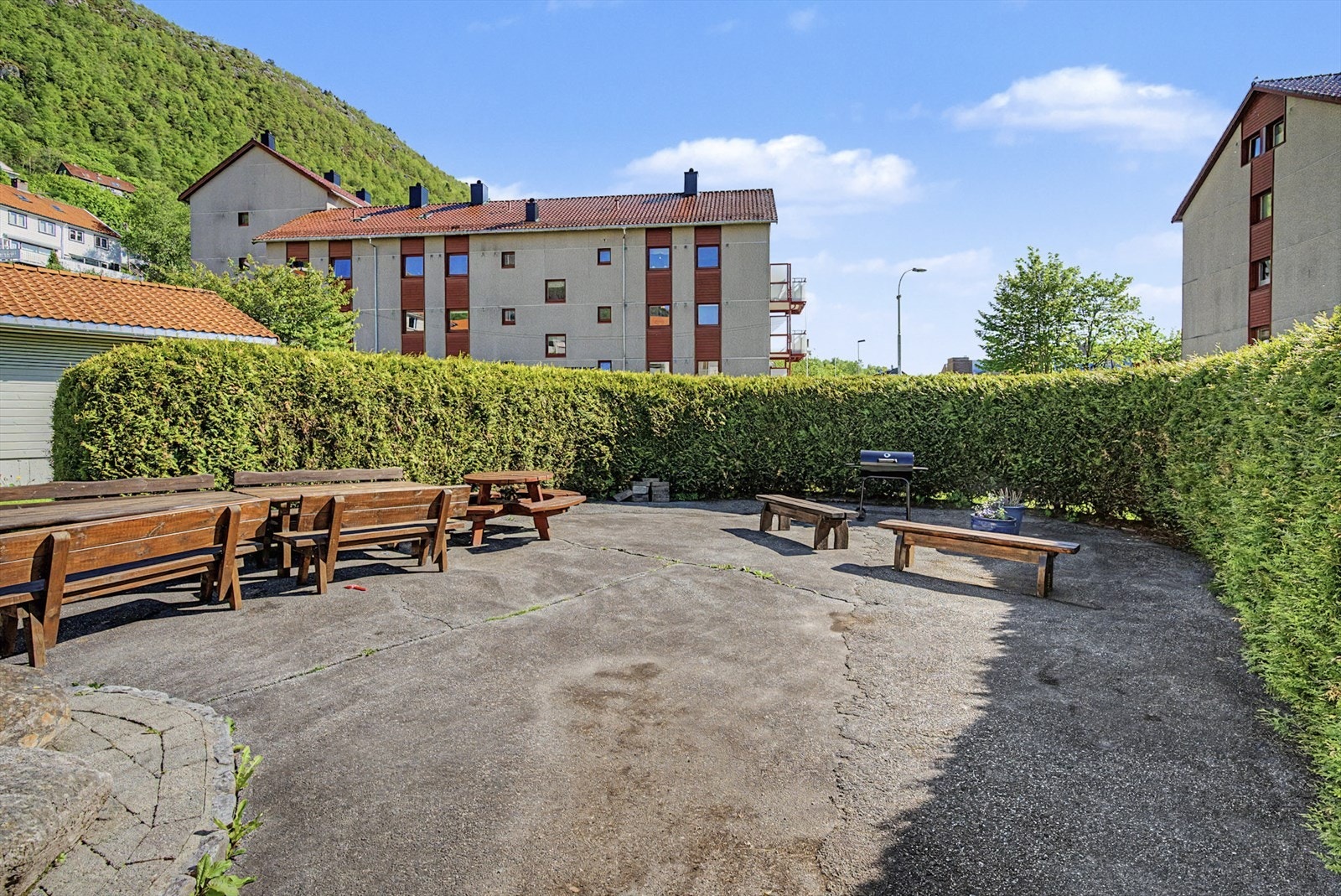 Felles uteplass med sittebenker for beboerne. Galleribilde