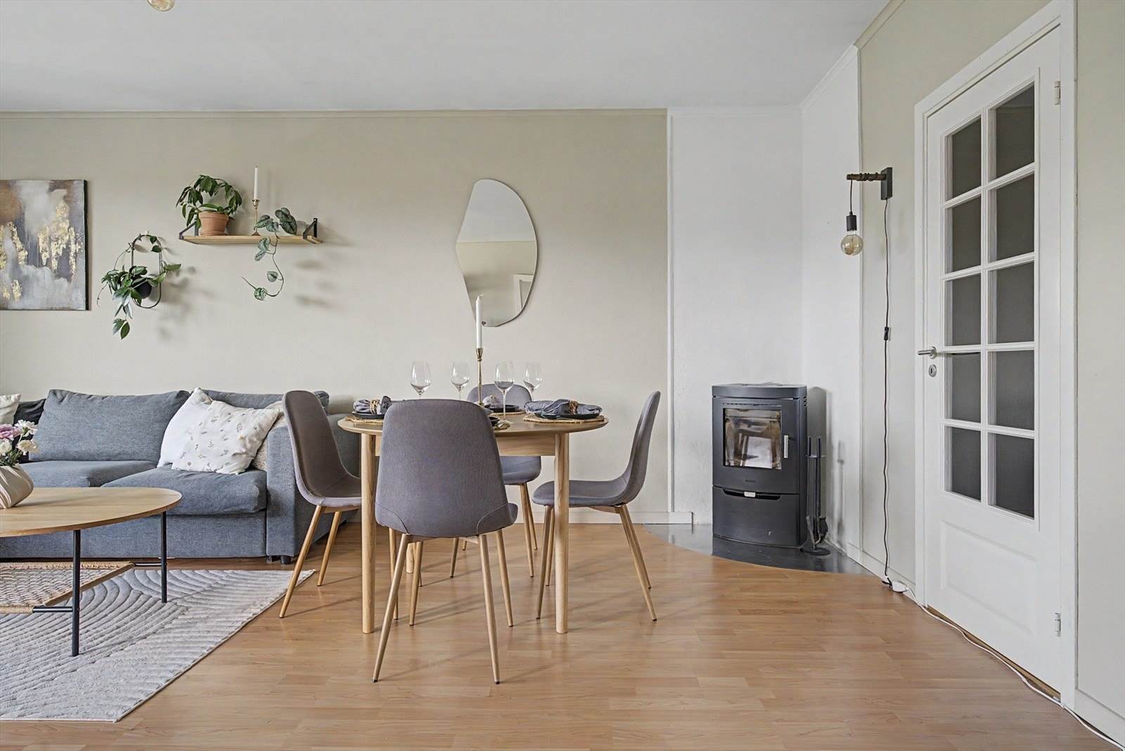 I stuen er det en rentbrennende vedovn som gir god varme på kalde dager. Galleribilde