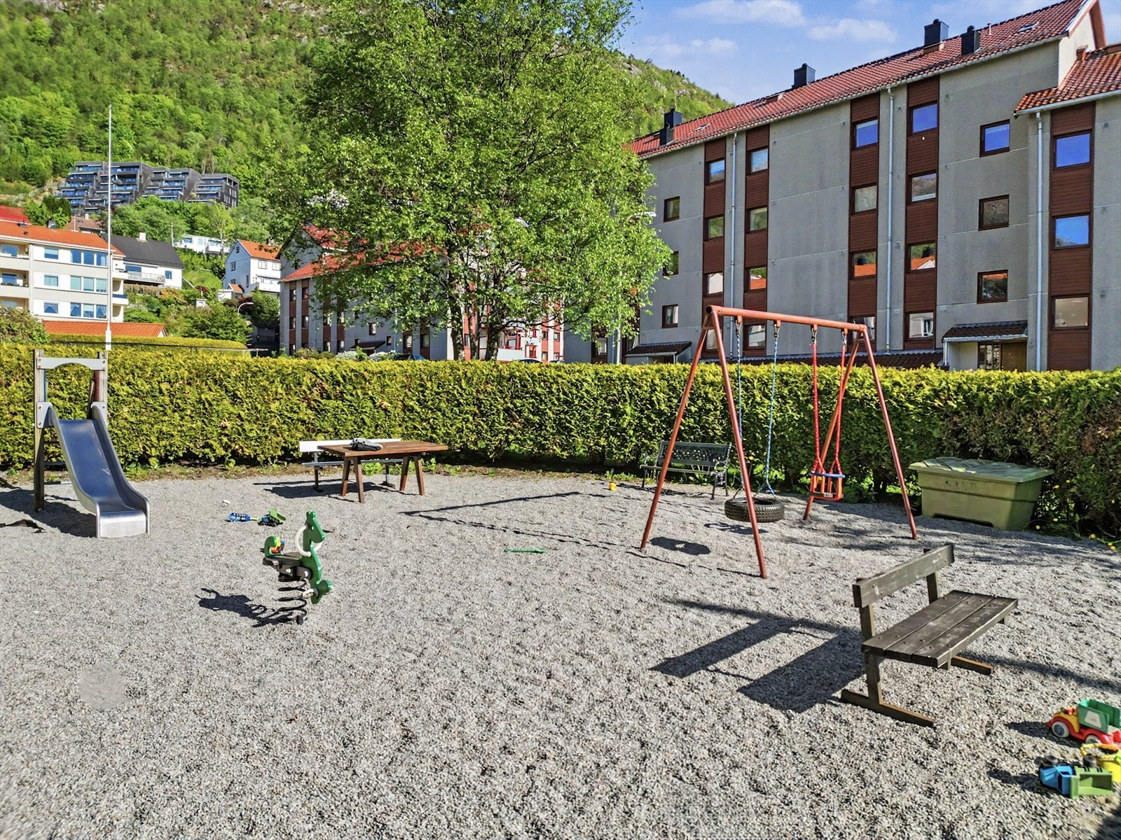 Eiendommen ligger i et familievennlig område med lekeplass på fellesområdet. Galleribilde