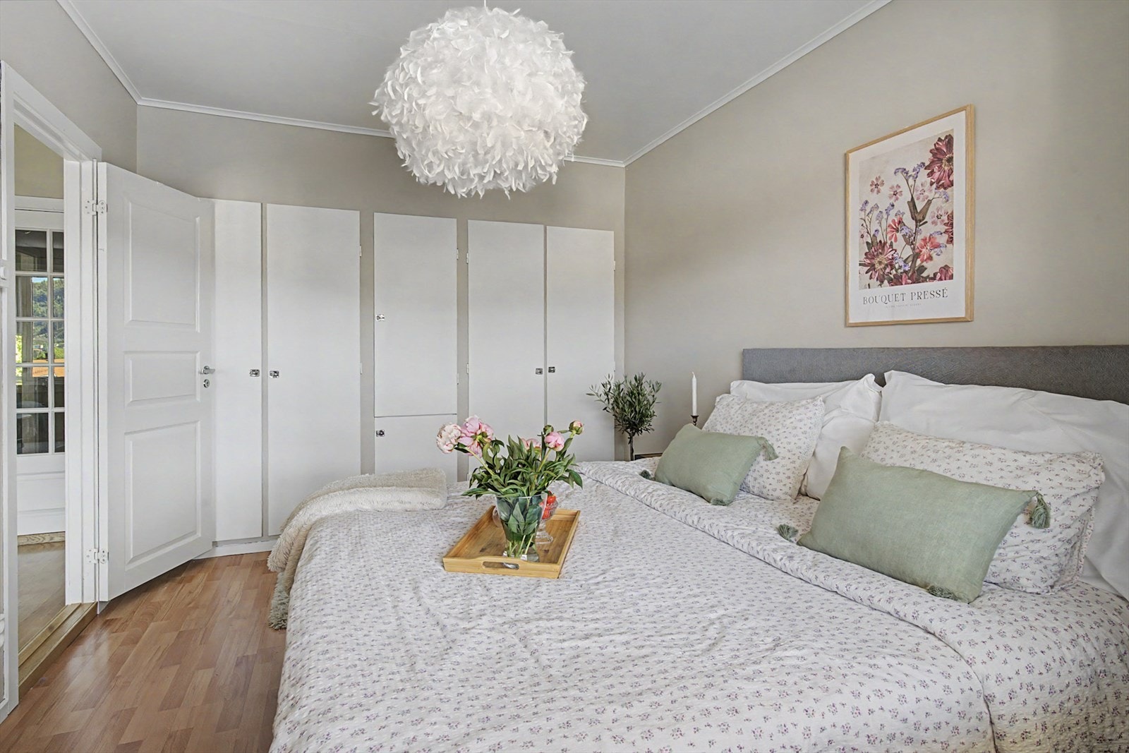 Godt med oppbevaring i plassbygget garderobe. Galleribilde