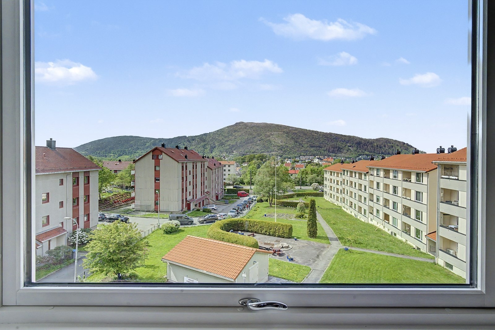 Utsikt fra stuen over de grønne og rolige omgivelsene på Landås - den ultimate kombinasjon av tilbaketrukket men bynær beliggenhet? Galleribilde