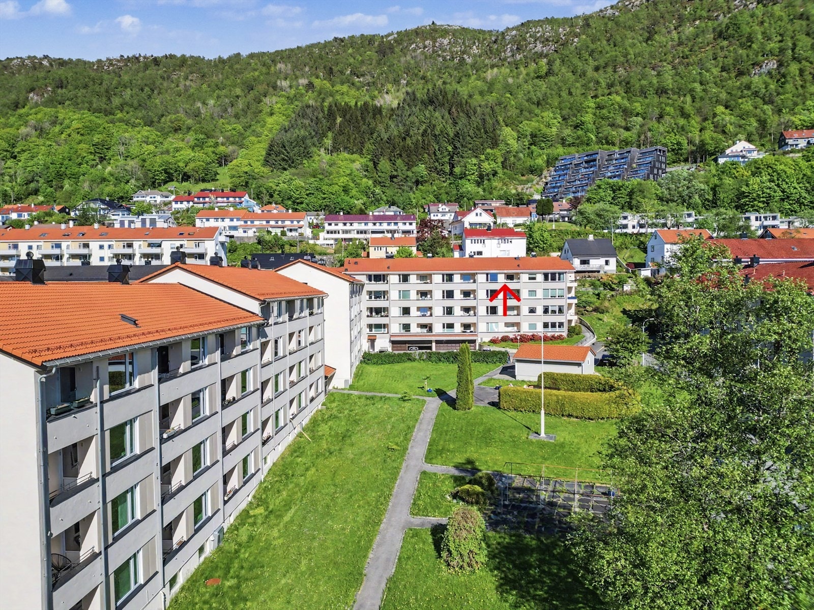 Vinduer, altandører og tak ble skiftet i 2010. Rørfornying utført i 2018. Dermed er store kostnader allerede tatt. Galleribilde