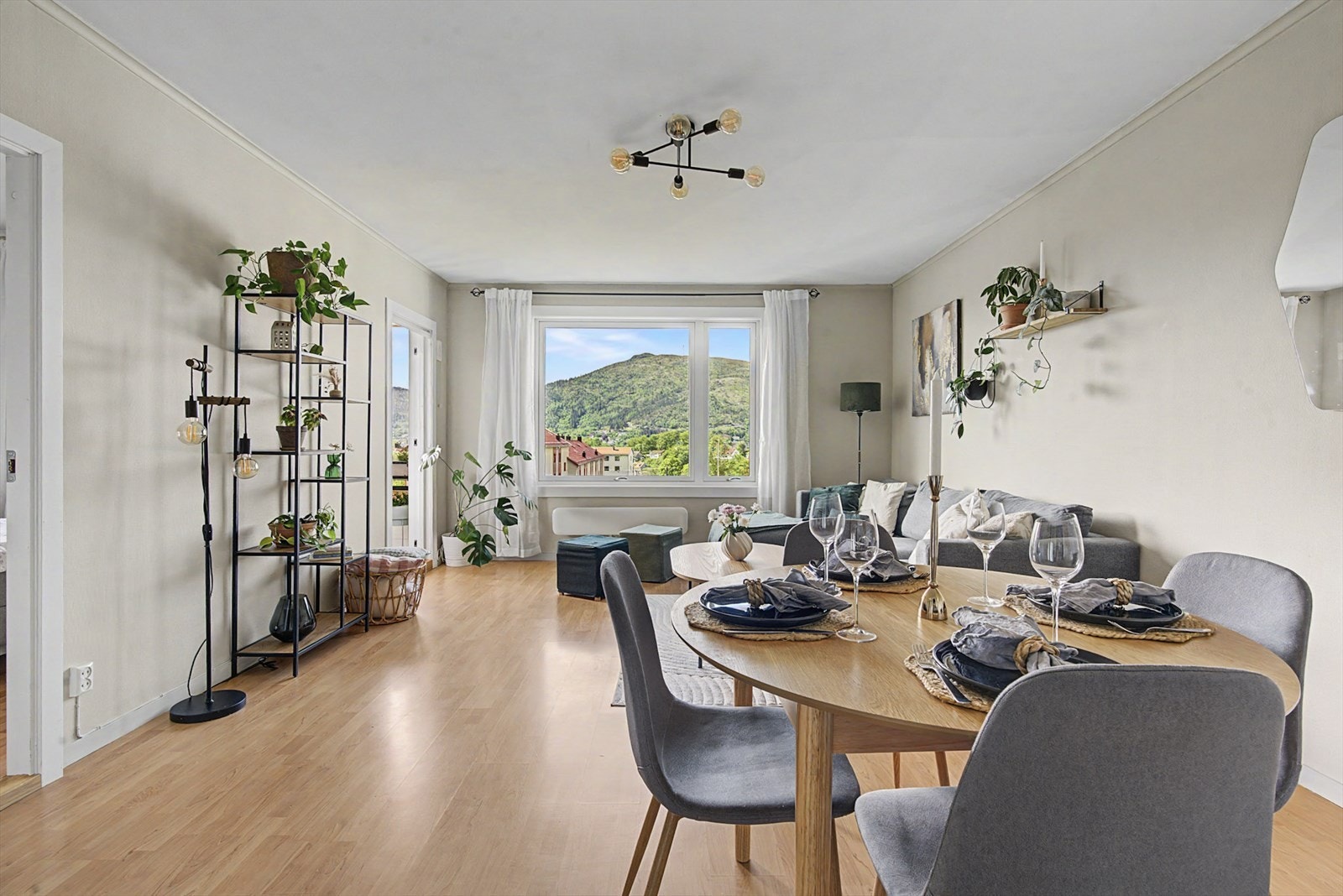 Stuen måler 23,3 kvm og har god plass til både sofa og spisebord. Galleribilde
