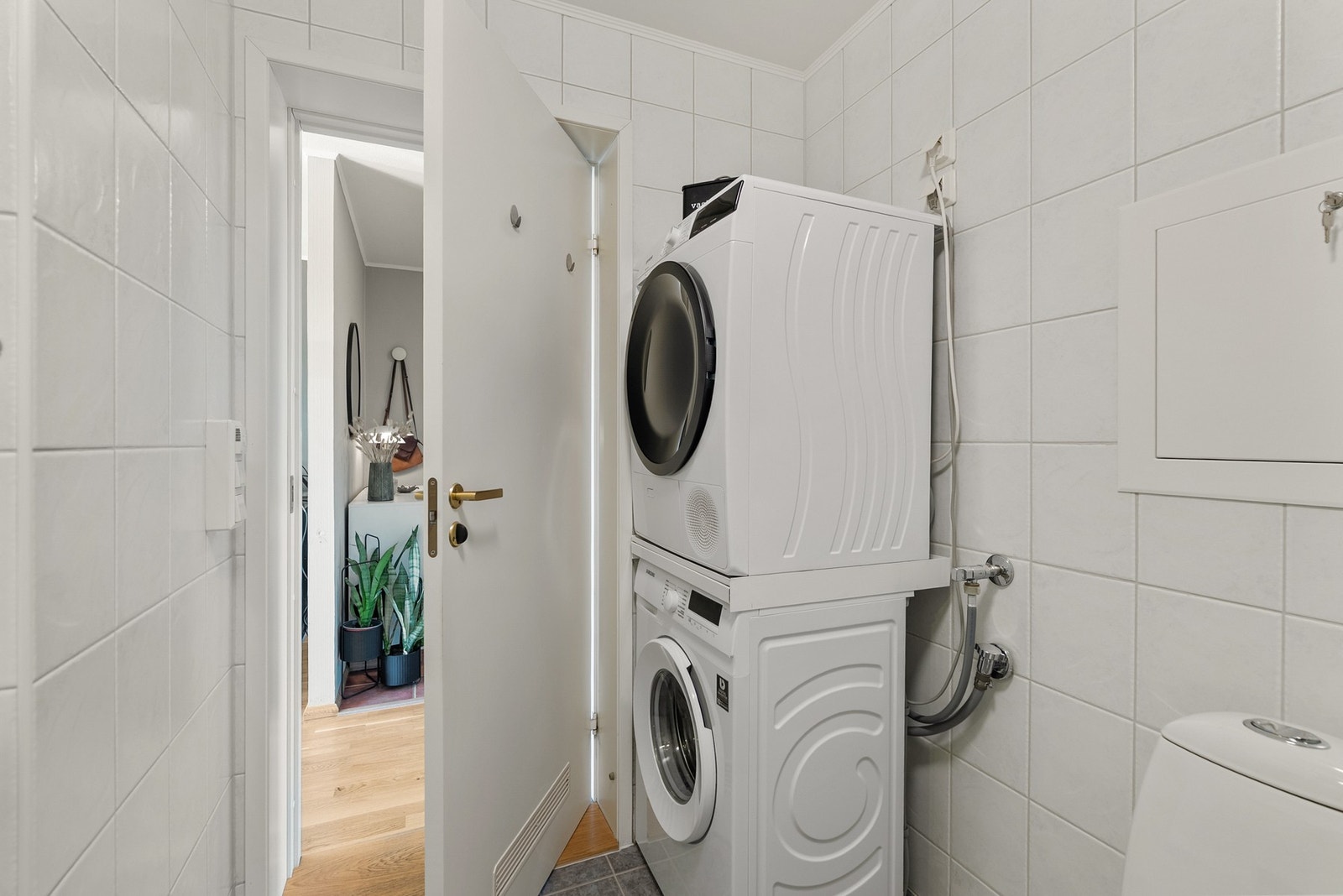 Opplegg for vaskemaskin og tørketrommel på badet. Galleribilde