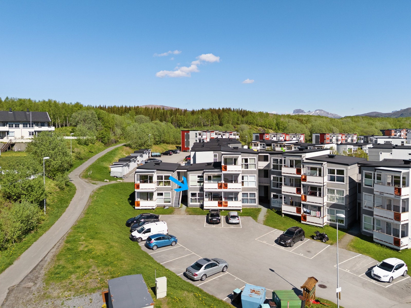 Praktisk beliggenhet i 1.etasje, med takoverbygd inngangsparti, romslig utebod og nært egen parkering. Galleribilde