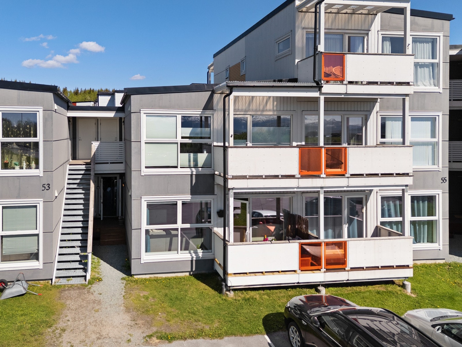 Leiligheten ligger i første etasje i bygg oppført i 2007. Galleribilde