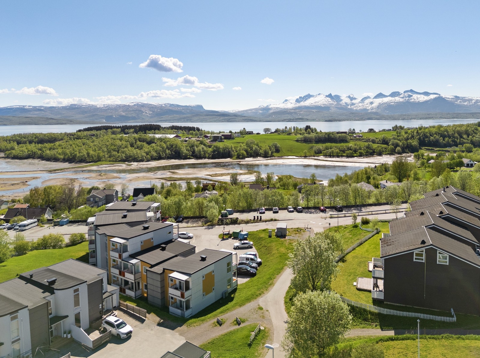 Nærheten til skog og mark gir gode tur- og rekreasjonsmuligheter rett utenfor døren. Galleribilde