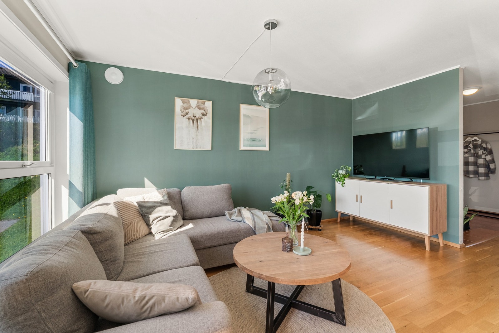 Stuen har en arealeffektiv utforming med plass til en sofagruppe. Galleribilde