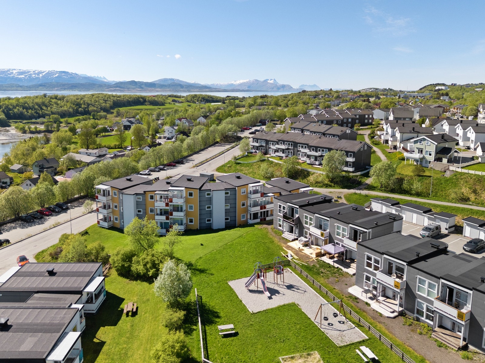 Området er barnevennlig med lekeplasser og grønne fellesarealer. Galleribilde