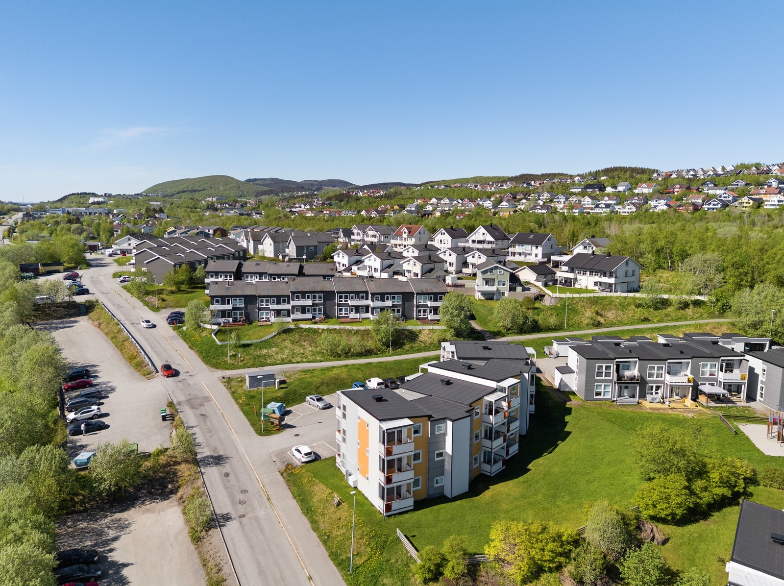 Det er kort vei til daglige servicetilbud, med Coop Extra og bussholdeplass kun noen minutters gange unna. Galleribilde