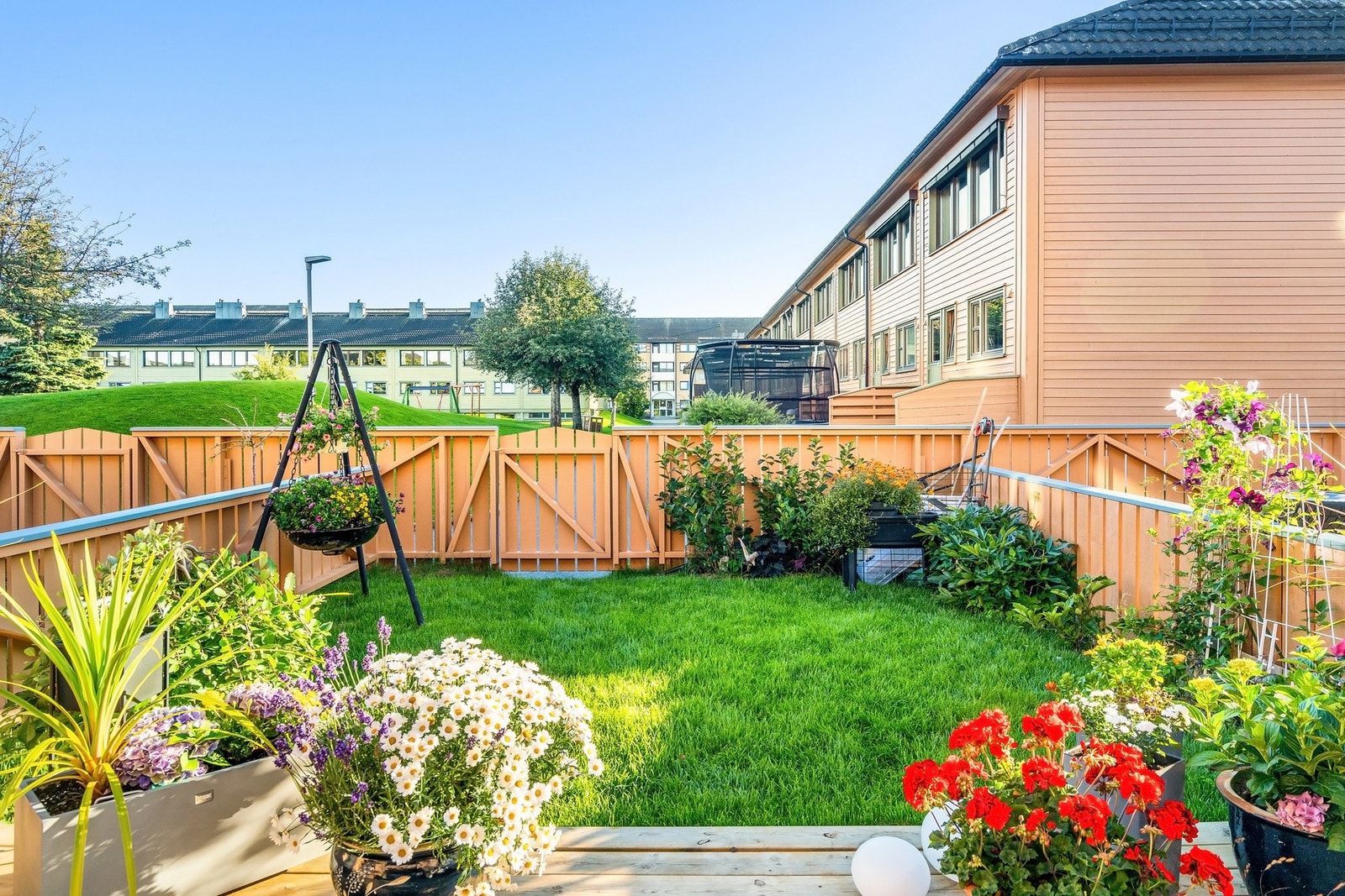 Terrassen ligger vendt mot friområde. Galleribilde