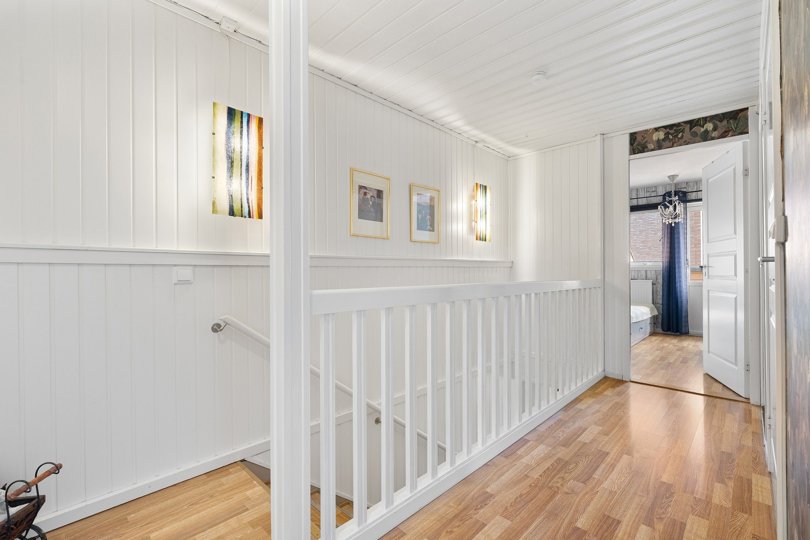 Gang og trapp opp til 2. etasje. Galleribilde