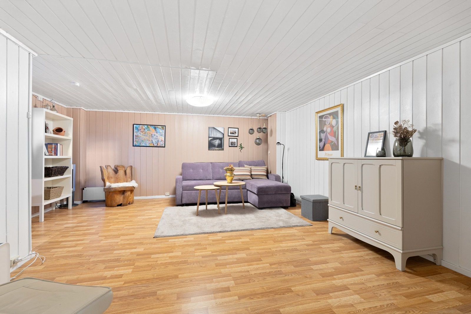 Disponibelt rom i underetasje, benyttet som kjellerstue. Rommet oppfyller ikke krav til varig opphold. Galleribilde