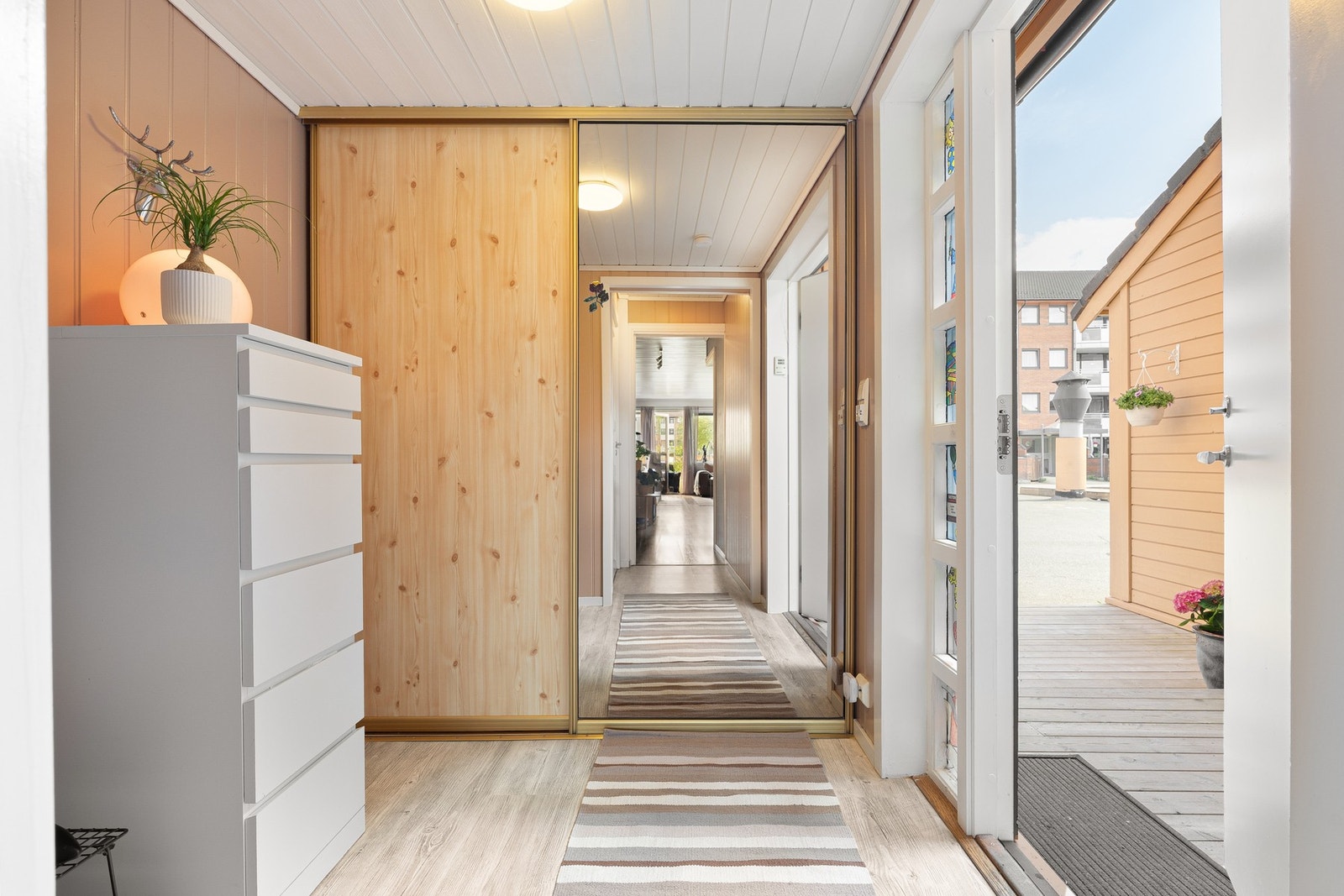 Romslig entré med stor skyvedørsgarderobe. Galleribilde