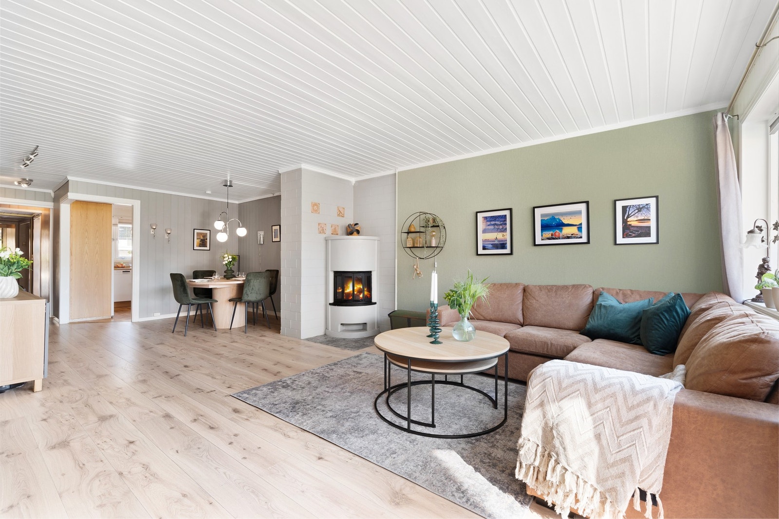 Videre kommer man inn til en romslig stue. Galleribilde