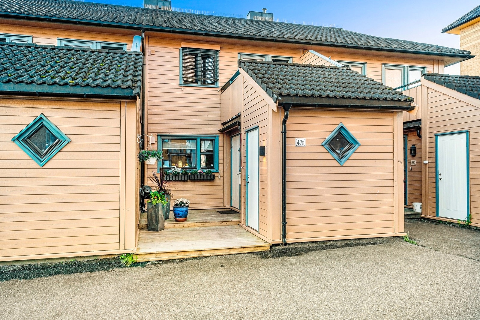 EiendomsMegler 1 ved Silje Solem og June Marie Brovold har gleden av å presentere et flott rekkehus på Flatåsen. Galleribilde