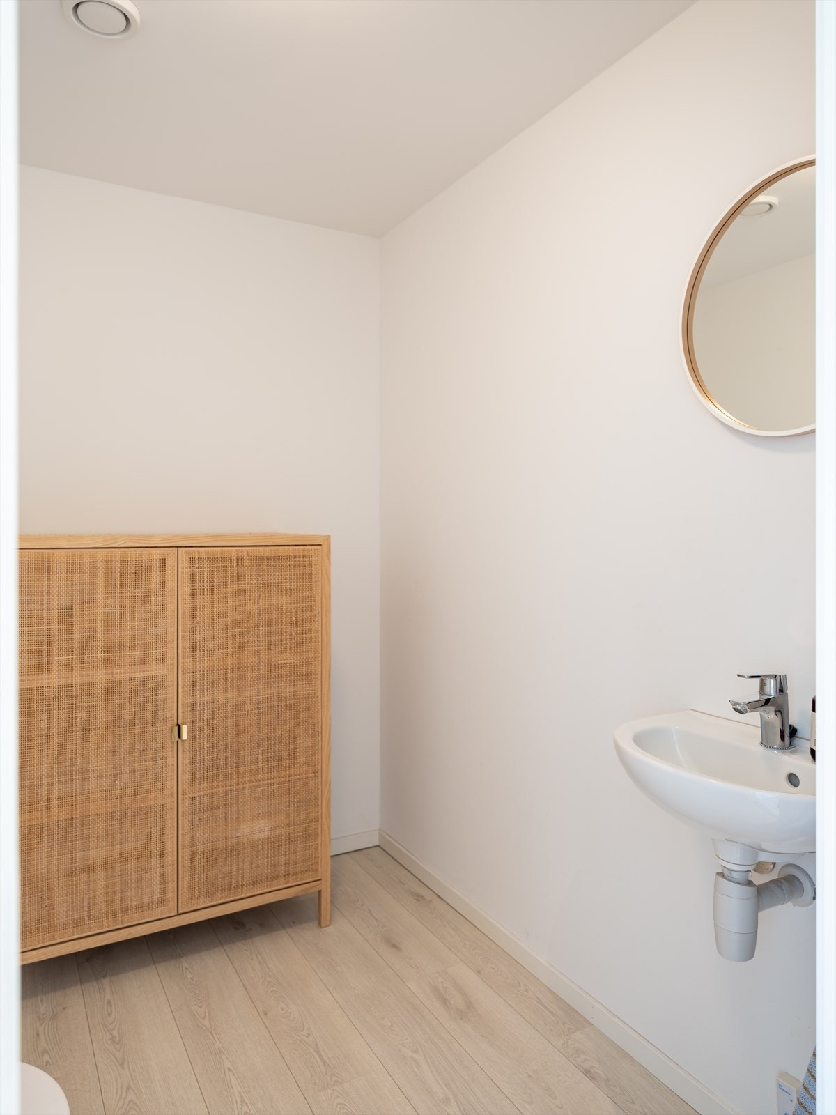 Toalettrommet har laminat på gulv og malte vegger. Galleribilde