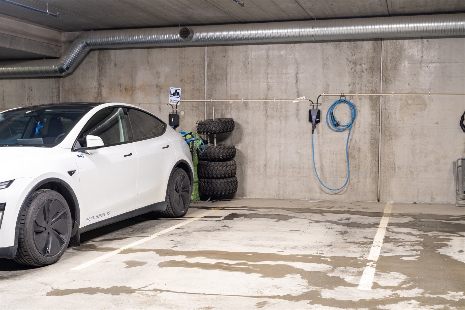Egen garasjeplass i fellesanlegg. Lader for elbil er installert. Galleribilde