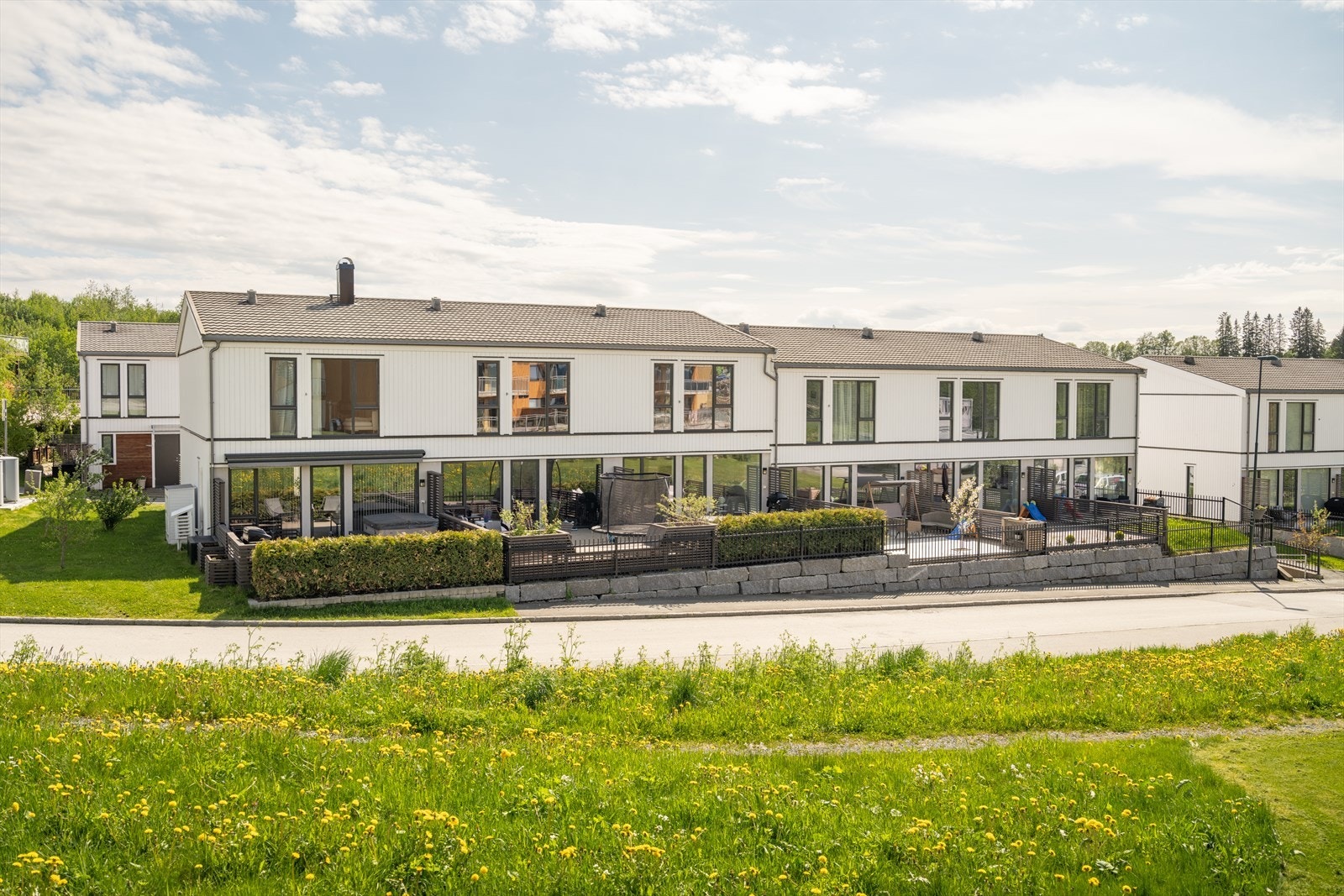 Boligen er en del av et pent opparbeidet og barnevennlig boligområde. Galleribilde