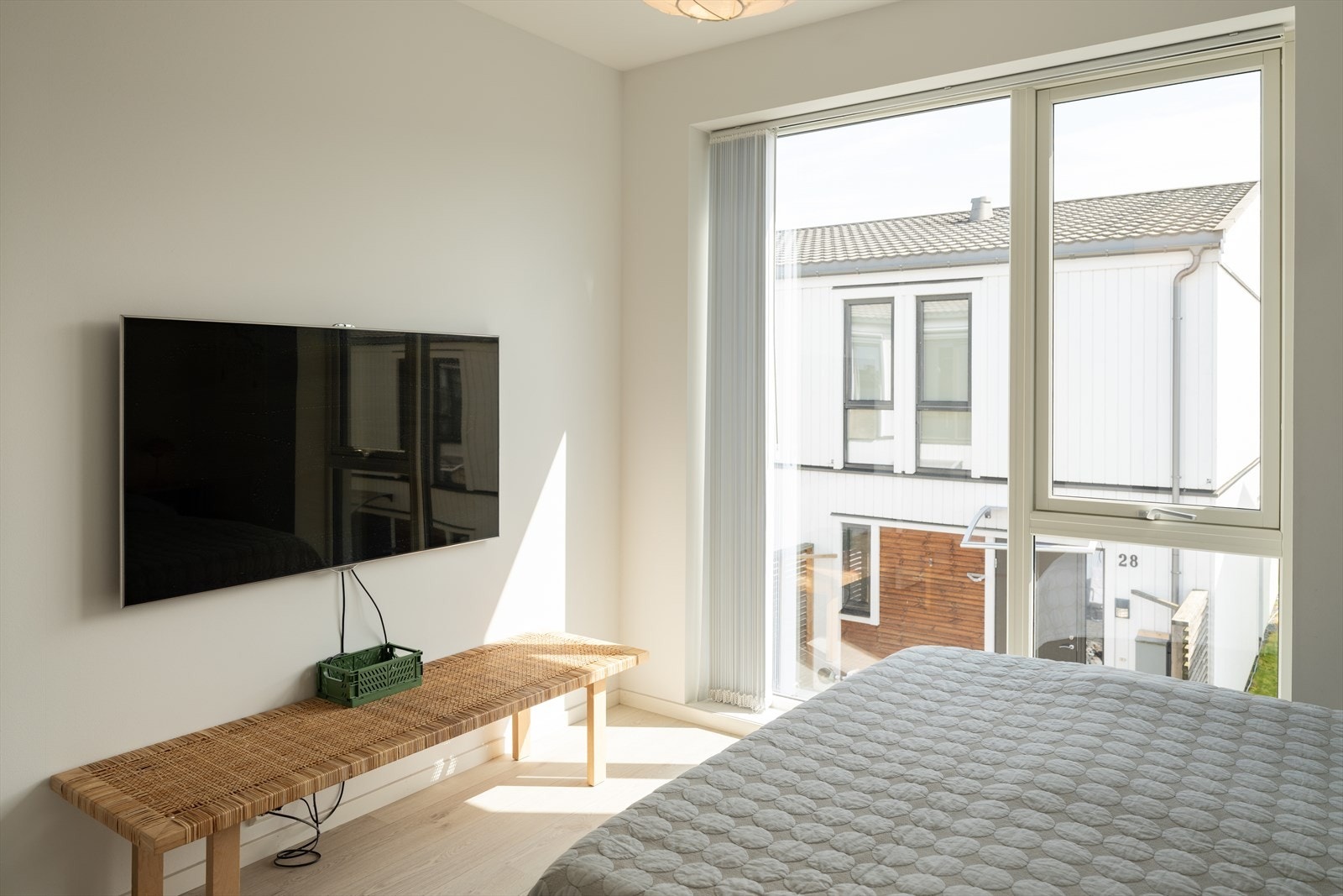 Store vindusflater gir godt med naturlig lys. Galleribilde