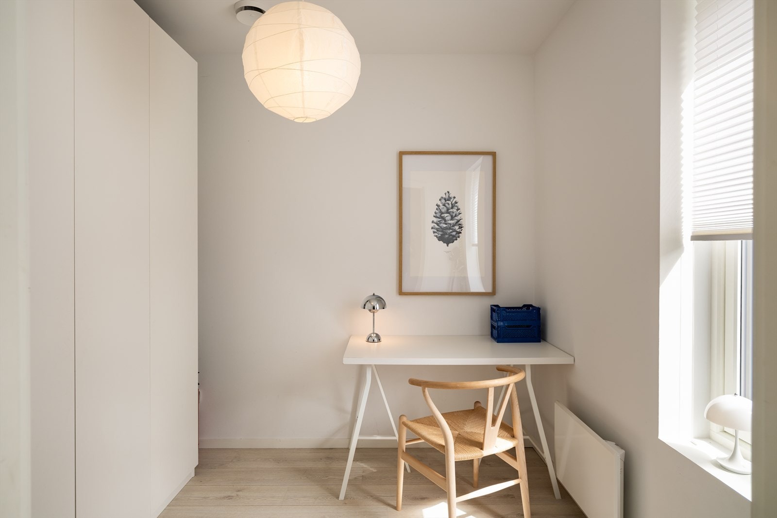 Her er det plass til både arbeidsbord og oppbevaring. Galleribilde