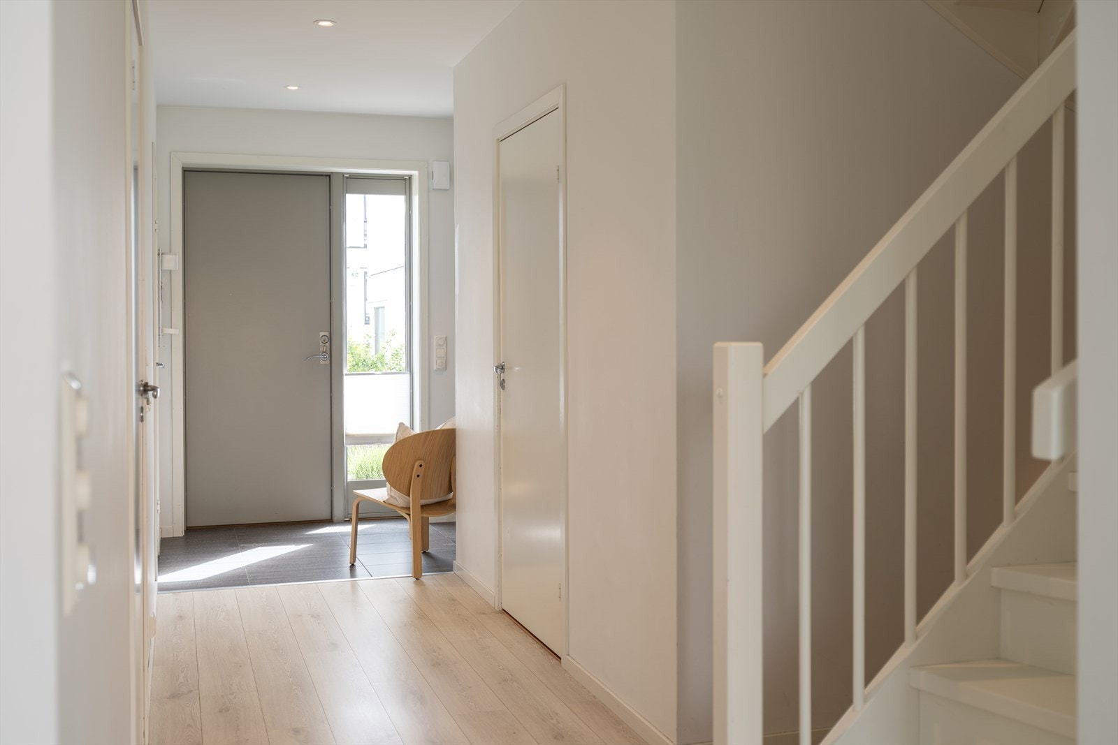 Lys og innbydende entré med adkomst til trapp og boligens øvrige rom. Galleribilde