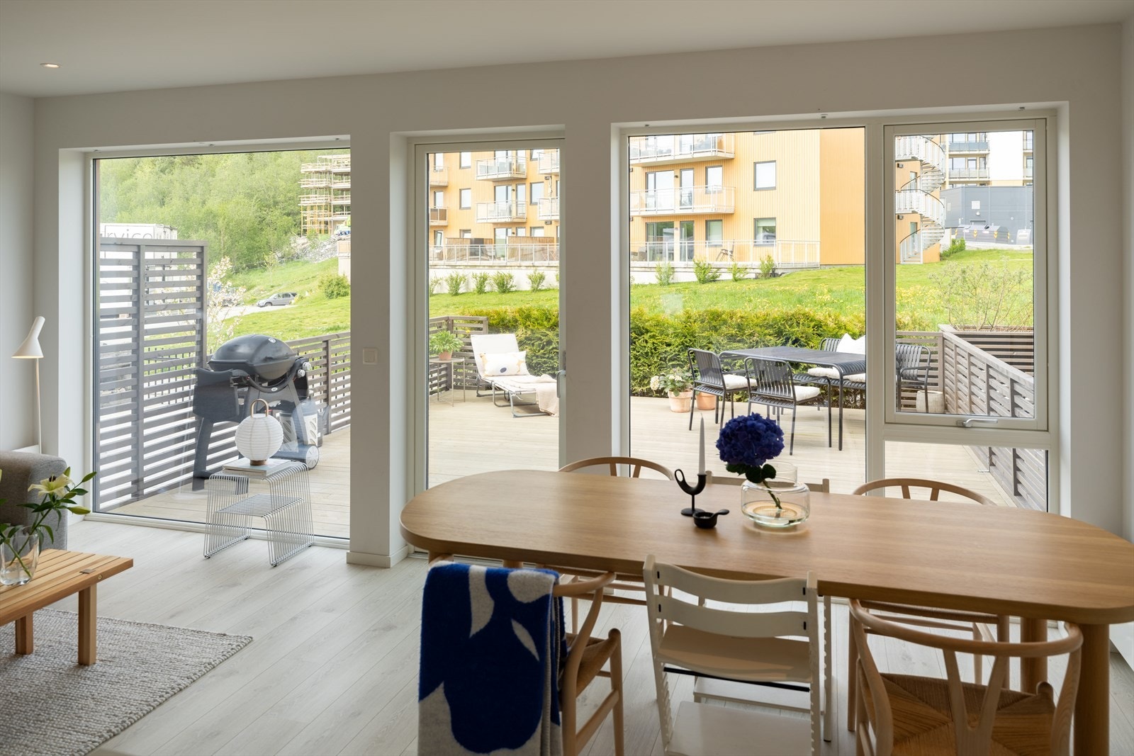 Fra stuen er det direkte utgang til en stor terrasse på ca. 35 m². Galleribilde