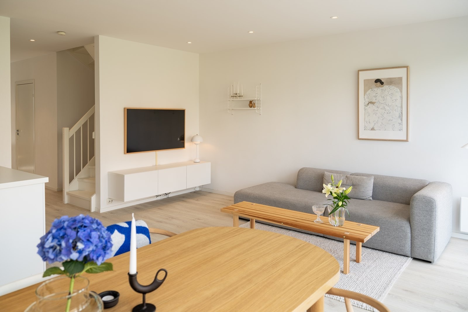 Stuen har god plass til en romslig sofagruppe og TV-møblement. Galleribilde