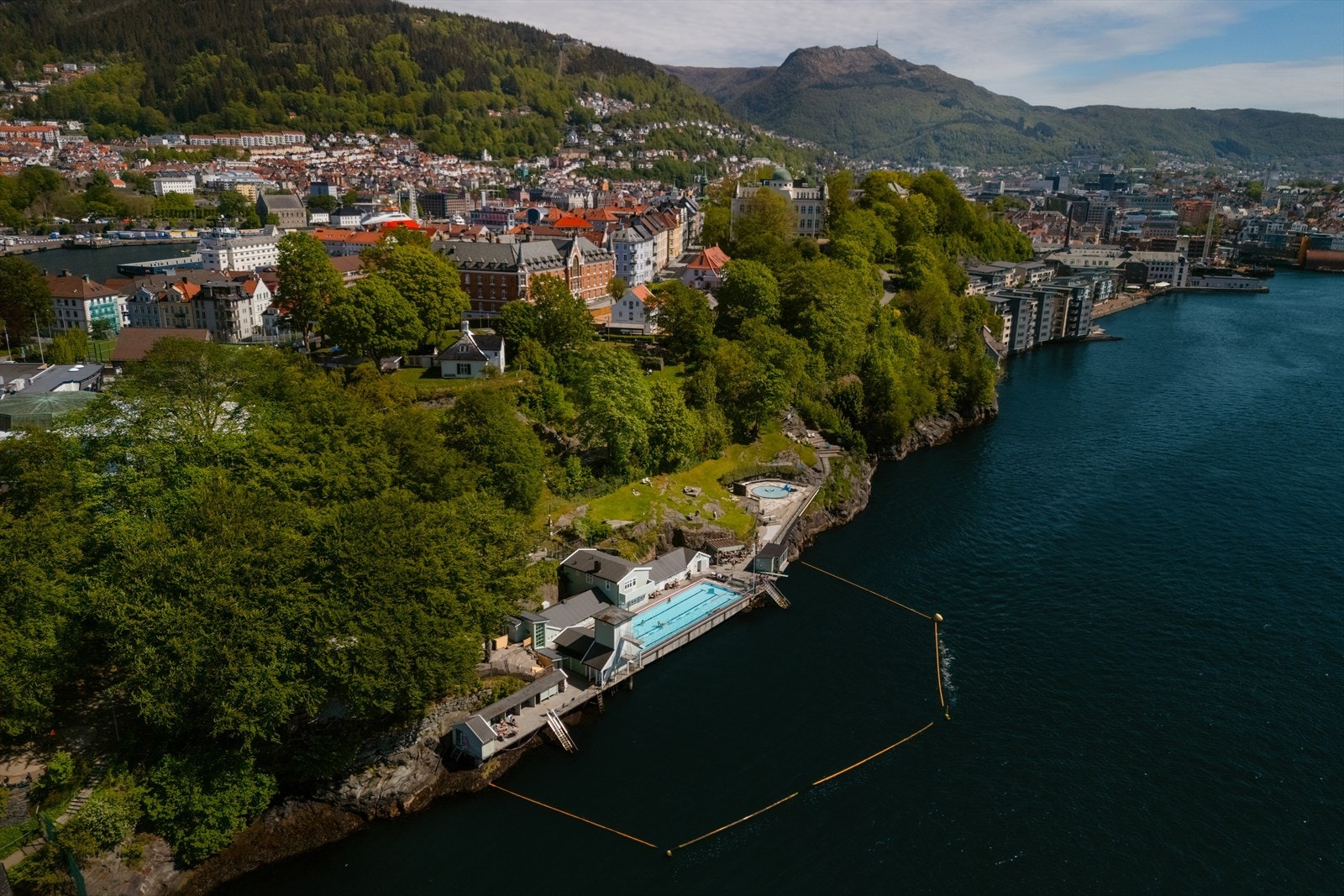 For den turglade byr Nordnes på flotte turmuligheter med koselige gater, grønne områder og Nordnesparken. Hva med en piknik i parken eller et bad i Nordnes sjøbad? Galleribilde