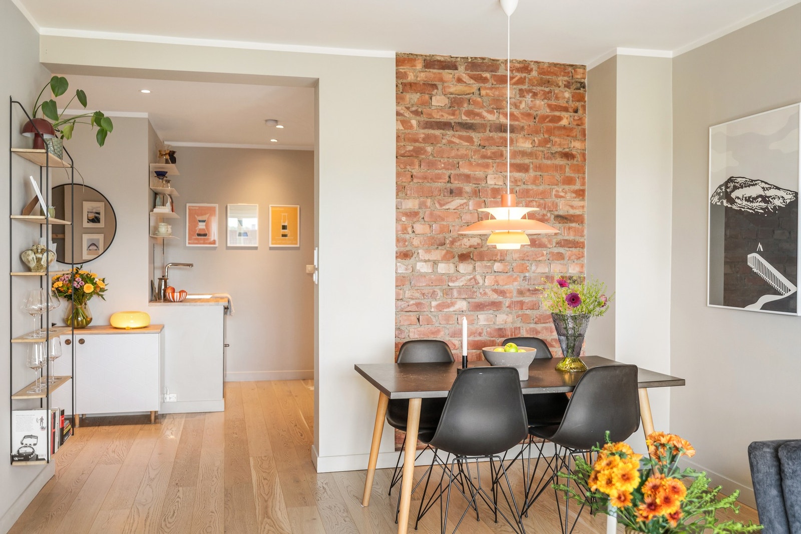 De moderne overflatene og enstavs parketten fra 2017 gir rommet et tidløst og stilrent uttrykk som passer de fleste interiørstiler. Galleribilde