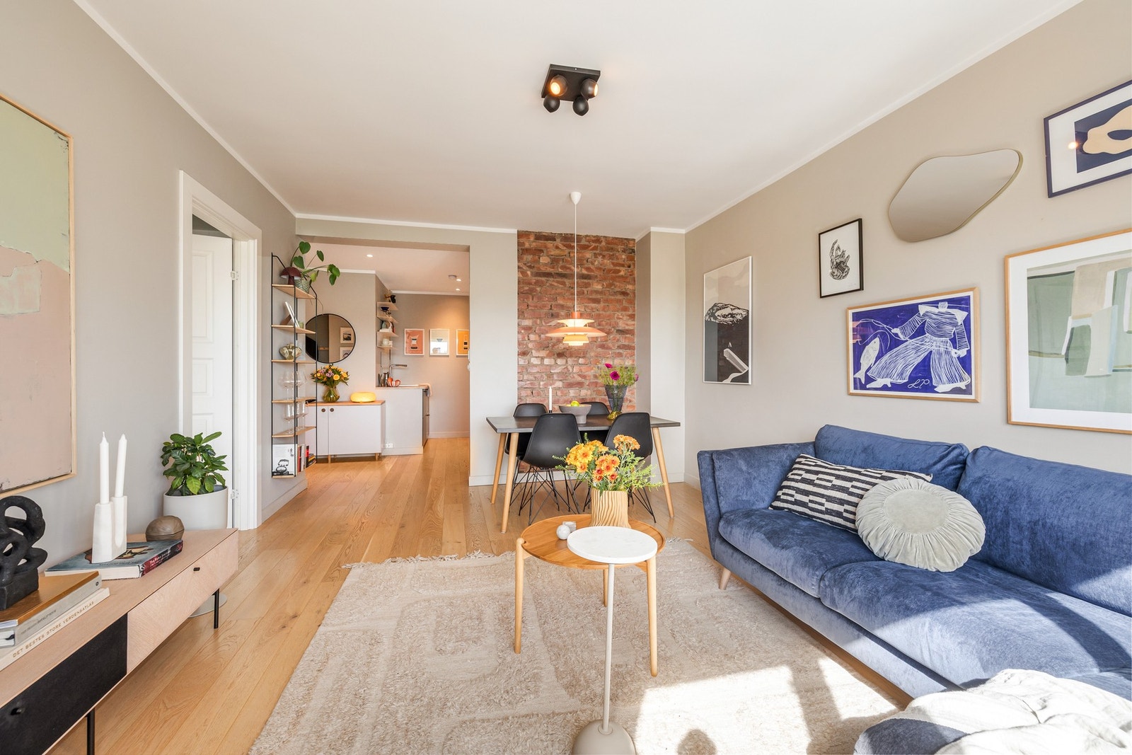 Den åpne planløsningen skaper gode møbleringsmuligheter for både sofagruppe og spiseplass. Galleribilde