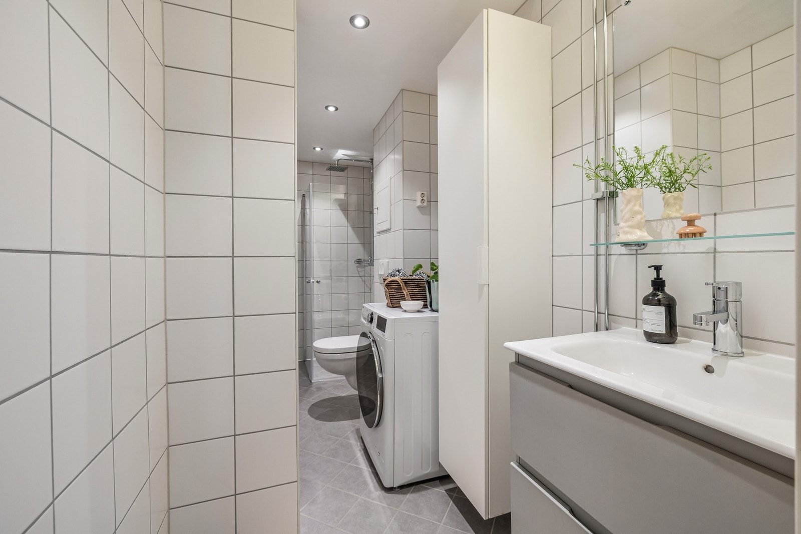 Badet ble pusset opp i 2016 og fremstår moderne og praktisk med flislagte overflater på gulv og vegger. Galleribilde