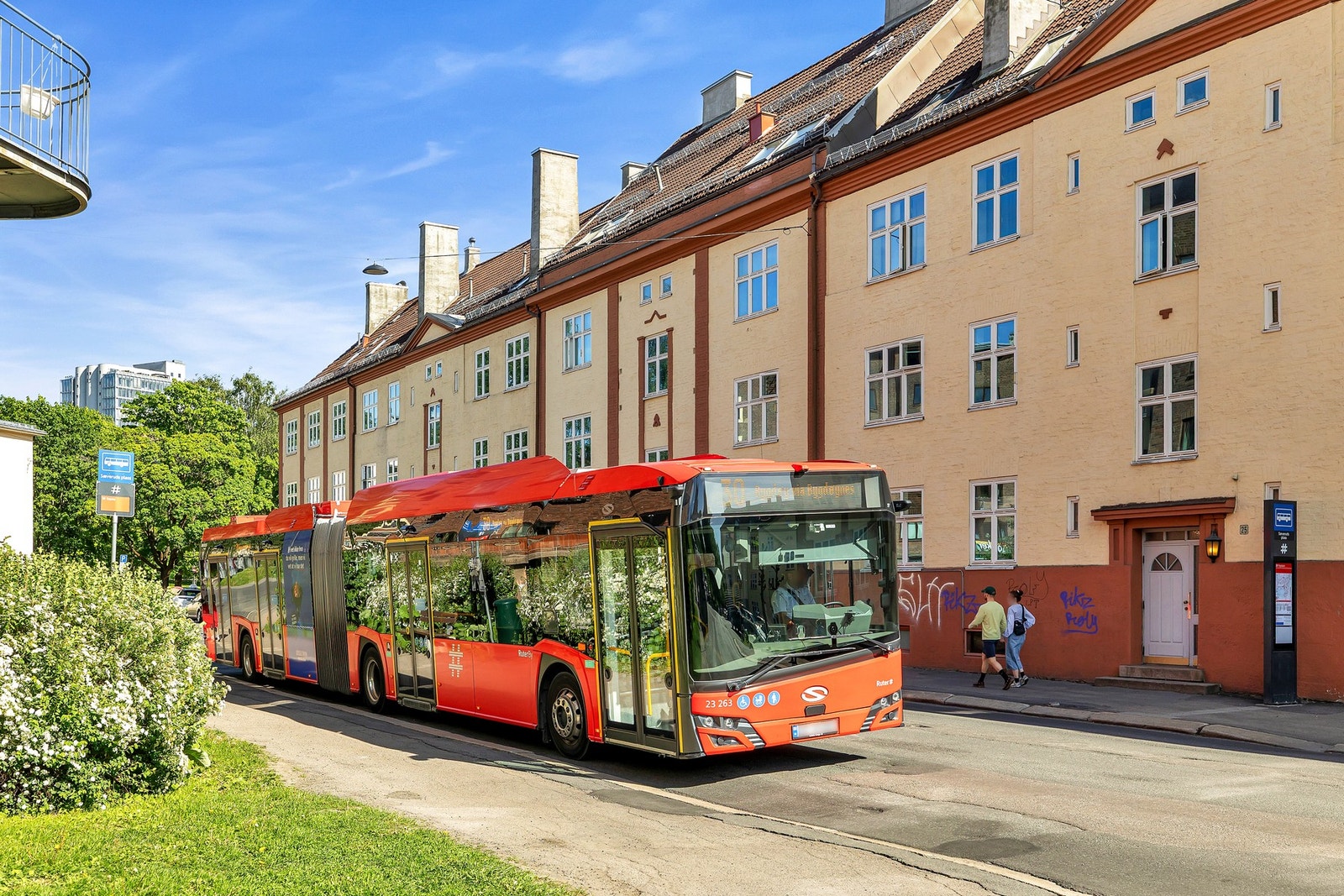Busstoppet Sæveruds plass ligger bare 120m fra leiligheten. Galleribilde